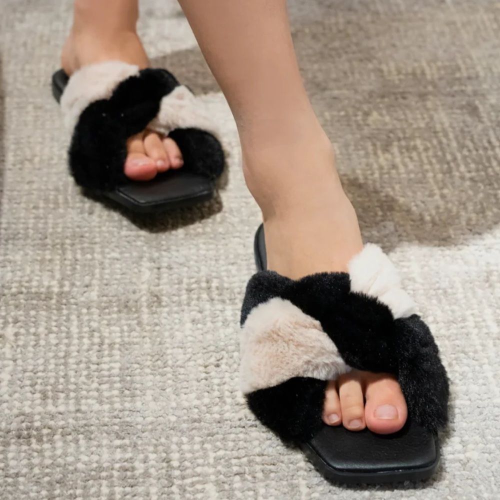 NIP Vivienne Hu Slides VHNY Knotted Faux Fur Slippers Black Cream Women's 7.5–8